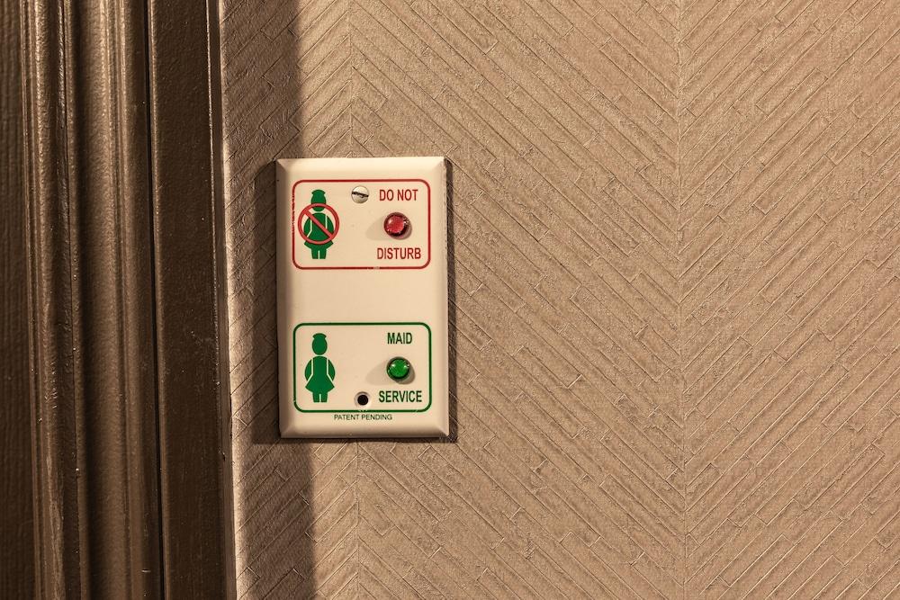 Prestige Inn Golden Eksteriør billede