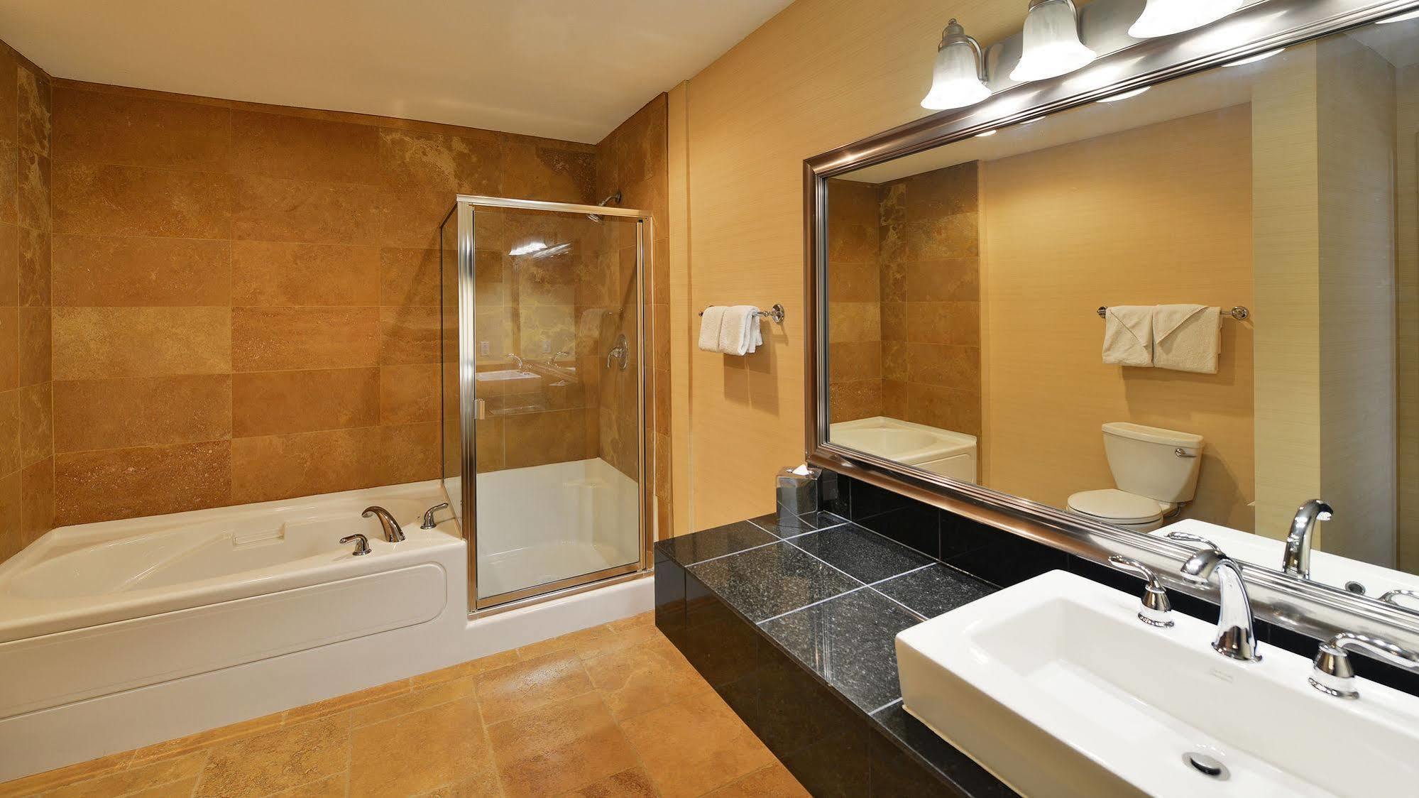 Prestige Inn Golden Eksteriør billede